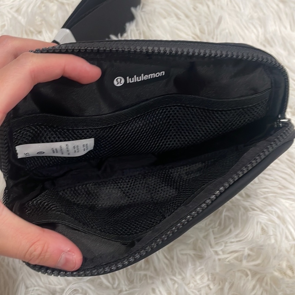 NWT lululemon everywhere belt bag wordmark - Picture 3 of 5